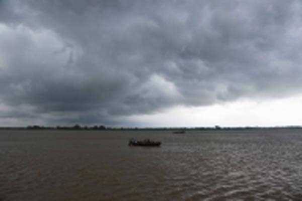 उप्र: नदियां उफान पर, प्रशासन ने सीमावर्ती गांव खाली कराए